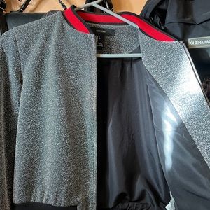 Selling this bomber jacket, I bought it a few years ago and I never used it.